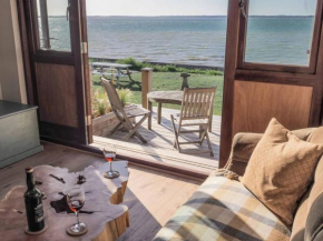 Little Tern, Beachside chalet 6, access to beach